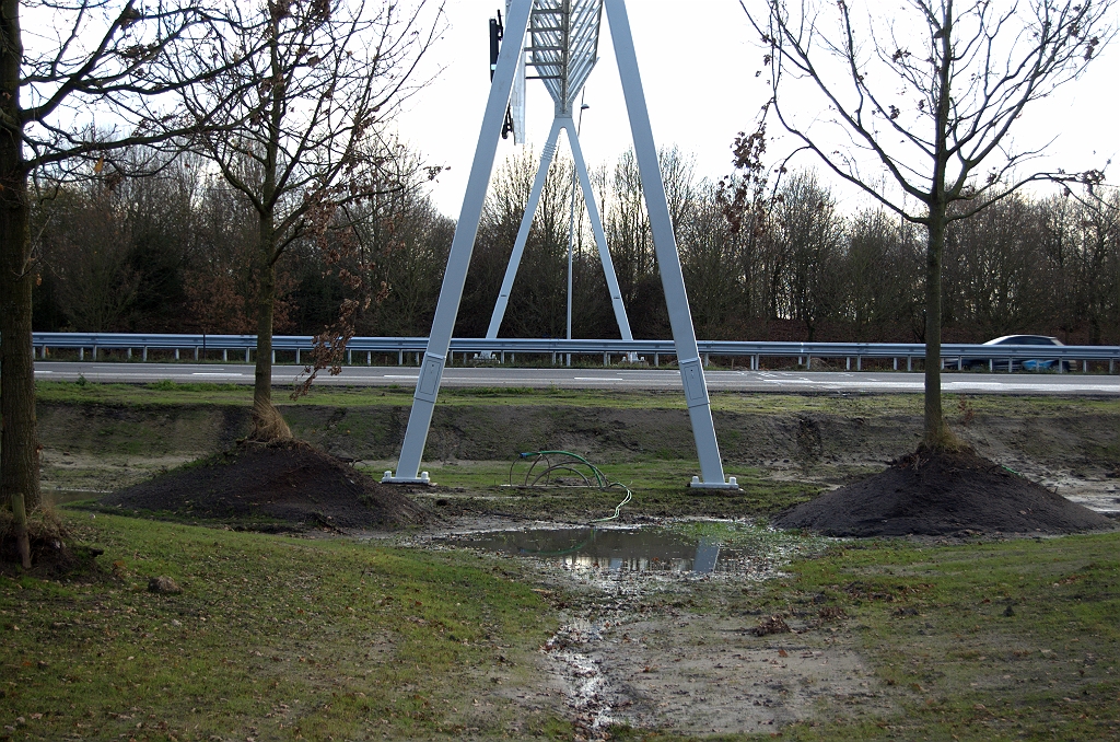 20091122-153648.bmp - Rechter staander van dit portaal is langer dan de linker en de fundering ervan is in een soort kuil aangebracht met afwatervoorziening naar de bermsloot (standpunt).