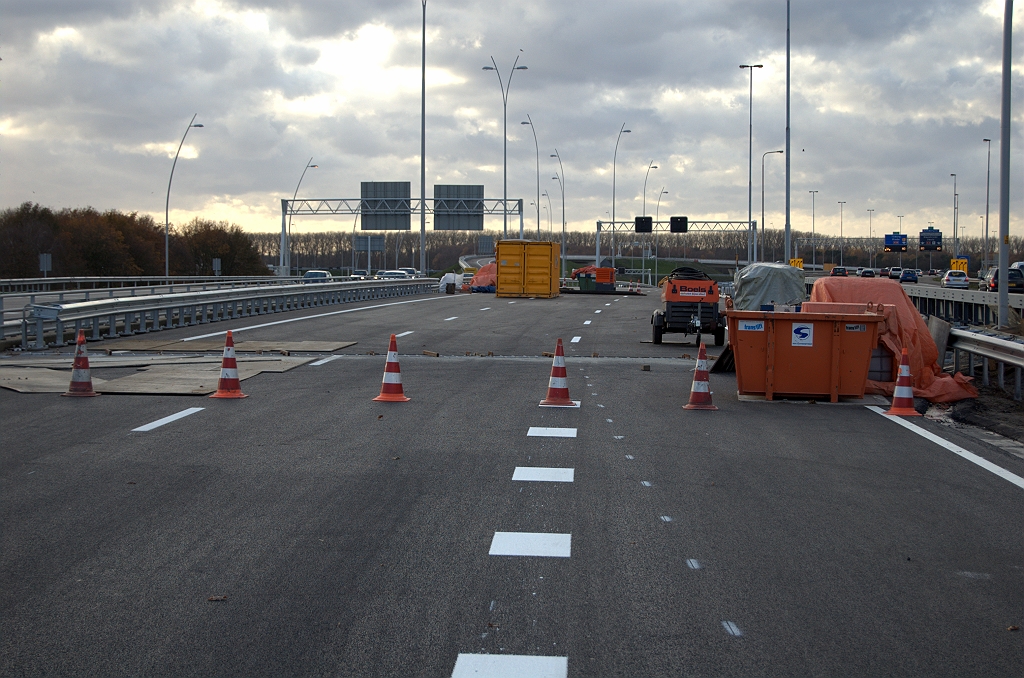 20091122-161609.bmp - En op KW 3 zien we inderdaad drie rijstroken. Nu de laatste asfaltlagen gelegd zijn, is er werk aan de winkel voor de voegovergangenploeg.  week 200946 