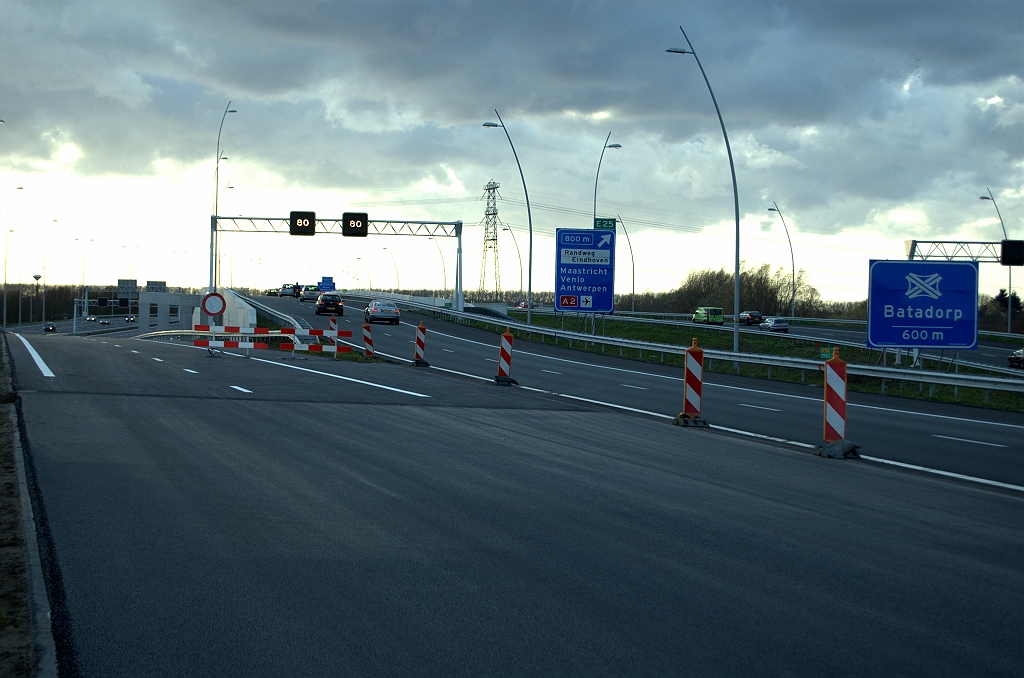 20091122-162739.bmp - ZOAB ploeg is langsgeweest in de splitsing A2/N2. Misschien in de nachtelijke uren met een versmalling tot 1 rijstrook van de rijbaan rechts.  week 200946 