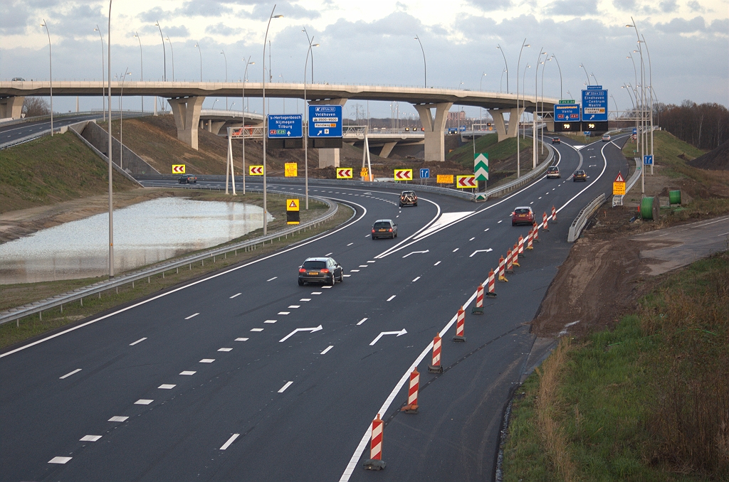 20091122-171538.bmp - Er waren meldingen dat de verbindingsweg Antwerpen-Maastricht hoofdrijbaan in het knooppunt de Hogt alweer zou zijn afgesloten in de eerste week van openstelling, wellicht vanwege congestieproblemen bij het invoegen op de nog enkelstrooks opengestelde hoofdrijbaan. Op de zondagmiddag na die week is-ie echter gewoon open. Beginnetje gemaakt met de sloop van de oude A67 bypass.  week 200946 