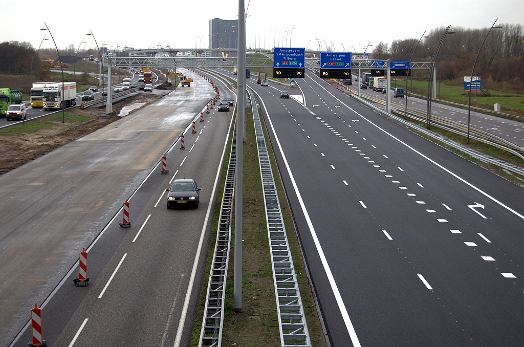 20091124-140818.bmp - Afgeschraapt gedeelte van de zuidelijke hoofdrijbaan in kp. de Hogt oost voorzien van een nieuwe laag (dicht) asfalt.  week 200947 