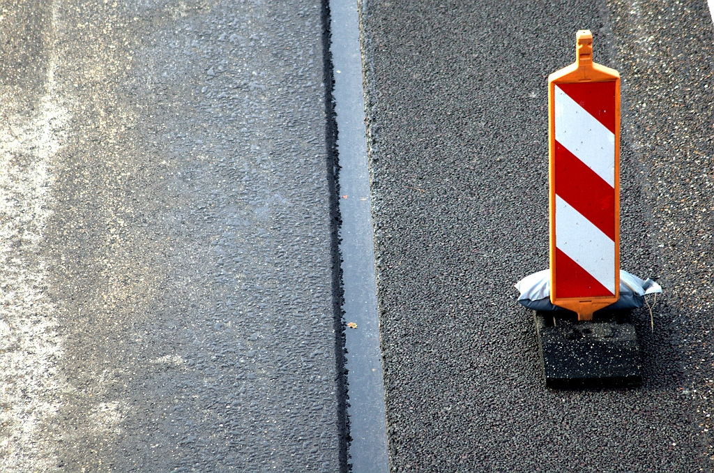 20091124-141028.bmp - De nieuwe laag is dunner dan wat er is afgeschraapt. Het uiteindelijk resultaat met ZOAB deklagen zal dus ongeveer even hoog worden als de nog resterende oude rijstrook rechts.  week 200947 