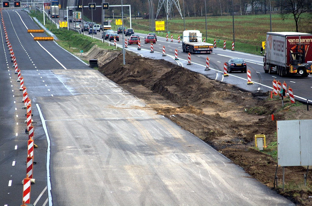 20091124-141624.bmp - In de hoofdrijbaan zijn de resten van de slingerfasering nu geheel verdwenen. In de parallelrijbaan zal dat pas het geval zijn na de versmalling tot 2 rijstroken en het aanbrengen van de ZOAB deklagen.  week 200947 