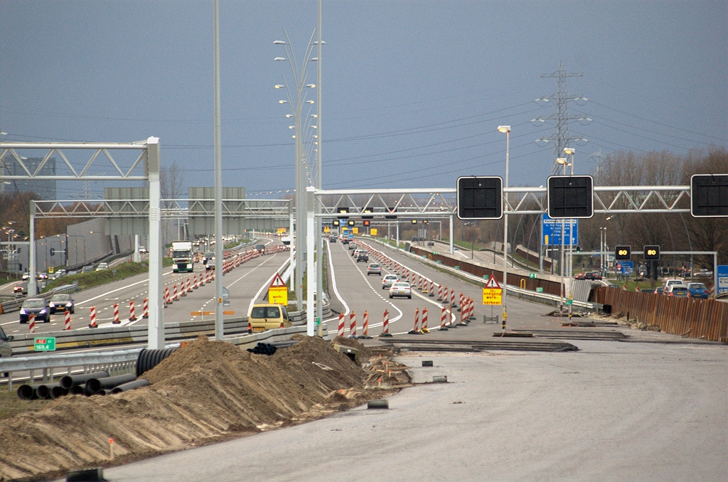 20091128-154830.bmp - Zuidas gezien vanaf kp. Leenderheide. Damwanden scherm rechts opgevuld tot aan KW 32 (Roostenlaan). En nieuw asfalt...  week 200946 