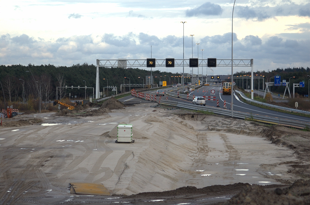 20091128-154942.bmp - Tussen de viaducten in de A67 in kp. Leenderheide en de samenvoeging met de A2 is het nog niet zo ver. Wel grondverzet voor het talud naar het Leender bultje. Laten we eens kijken hoe het gaat met het groot onderhoud in genoemde viaducten, meer bepaald het zuidwestelijk exemplaar, achter de wals op de afgesloten rijbaan op de foto.  week 200942 