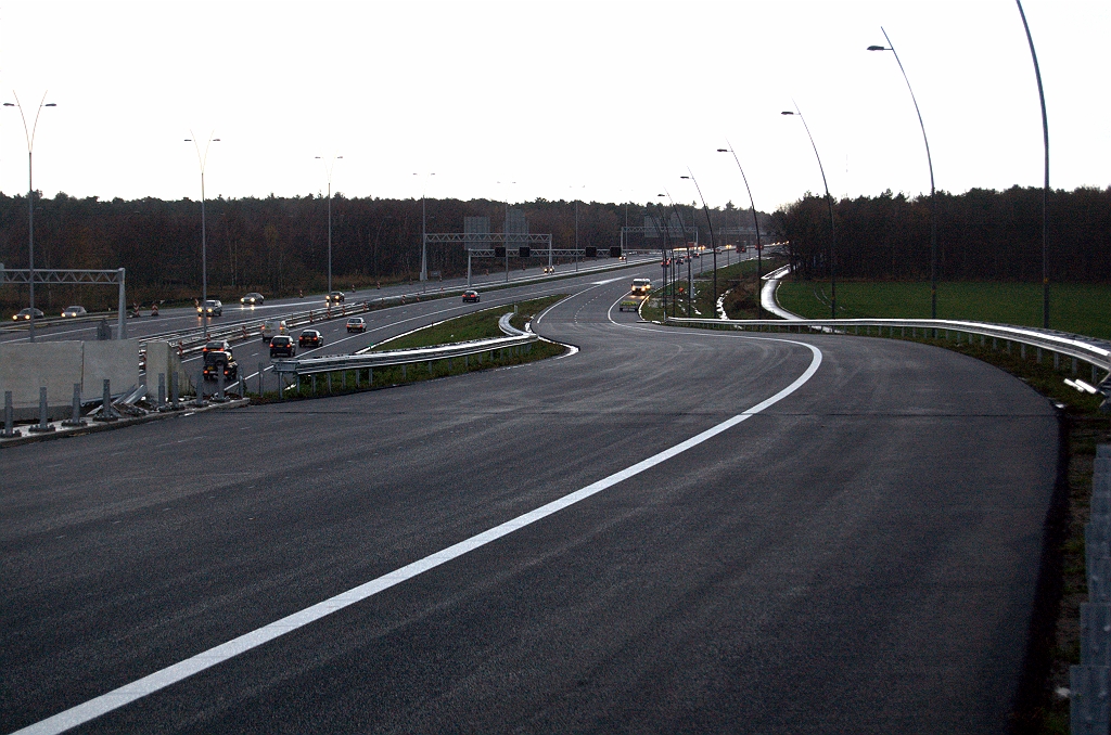 20091128-163916.bmp - Ook overal ZOAB op KW 34 en het talud naar de A2. Nog even de markering afmaken en rijklaar.