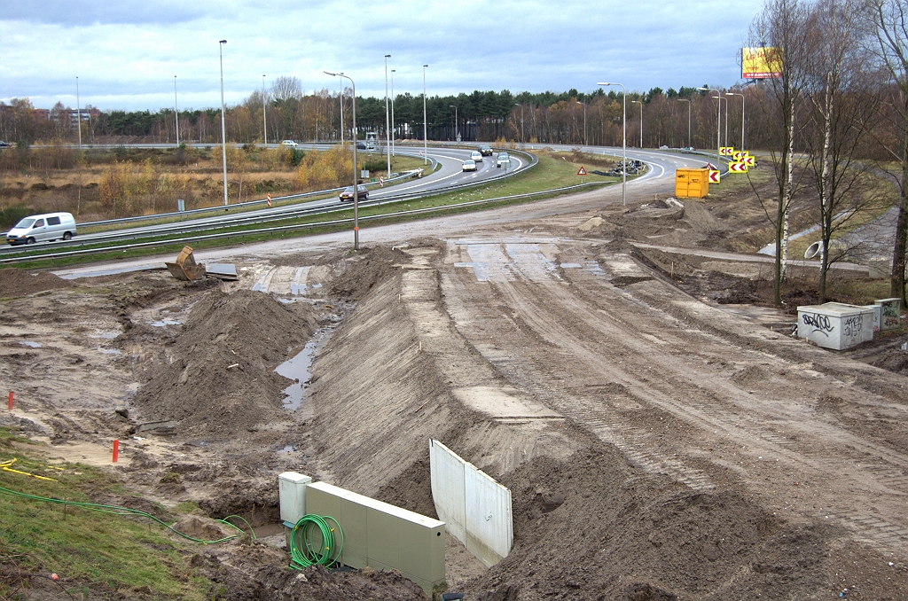 20091129-133838.bmp - Toch nog een nette grondkering om de schakelkasten te beschermen. We verwachten een enkelstrooks rijbaan over de tijdelijke helling. In de huidige situatie is de verbindingsweg in de richting Breda al versmald tot 1 rijstrook, in de definitieve situatie is dat ook het geval.  week 200939 