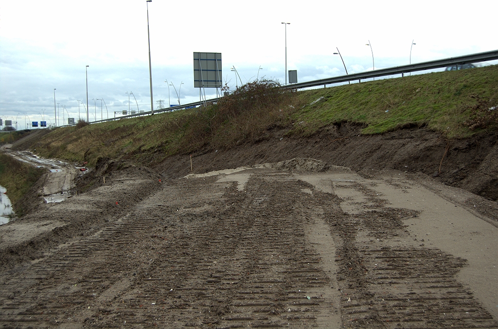 20091129-134237.bmp - Het dijklichaam is niet hoog genoeg om aan te sluiten op de op niveau 1 gelegen oude A58 rijbaan tussen KW 3 en kp. Batadorp. Het oude dijklichaam zal dan ook deels moeten worden afgegraven, in overeenstemming met de eindsituatie waarin de nieuwe verbindingsweg Nijmegen-Breda niet op hoogte blijft tussen KW 3 en de brug over het Beatrixkanaal.