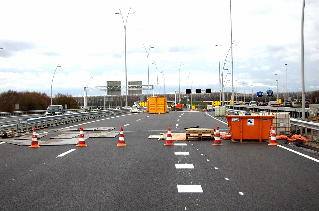 20091129-135546.bmp - KW 3 met tijdelijk drie rijstroken ingetekend. Hoe zit het met de vernieuwde voegovergangen, drie dagen voor openstelling?  week 200947 