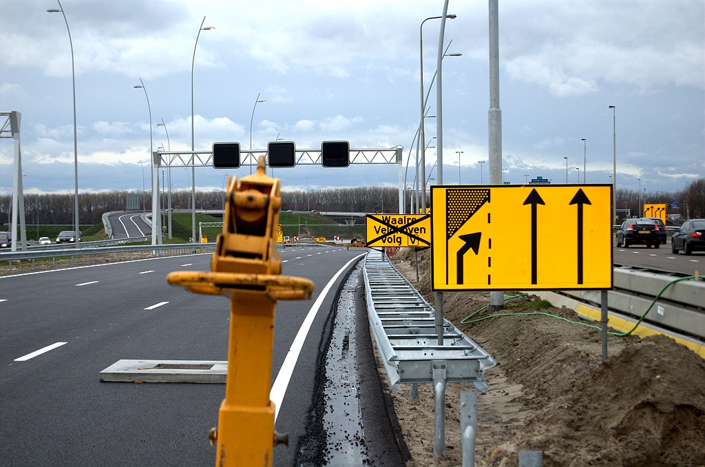 20091129-135847.bmp - Direct na KW 3 de herhaling van het versmallingsbord, zonder afstandsaanduiding, zodat hier rijstrook 1 tijdelijk gaat doodlopen. De benodigde geleidebakens en wellicht pijlkar moeten nog geplaatst worden. Portaal heeft een tijdelijk derde matrixbord gekregen.  week 200947 