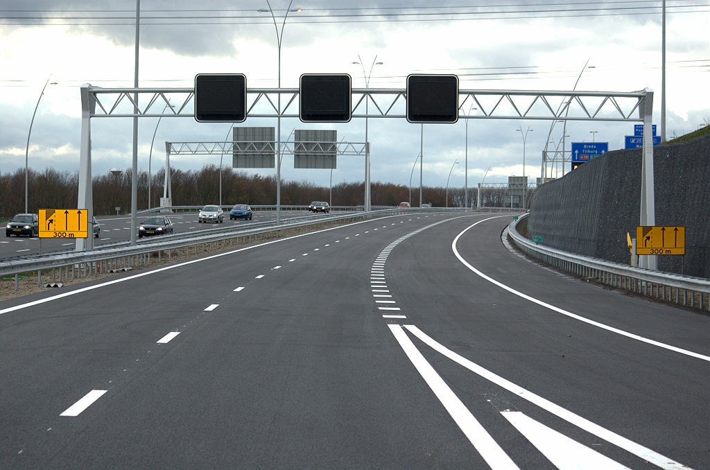 20091129-151930.bmp - Zolang de hoofdrijbaan tussen kp. Batadorp en kp. de Hogt nog niet open is zal er moeten worden terugslingerd naar de parallelrijbaan met twee rijstroken. Men heeft er dus voor gekozen het A50 verkeer vanuit de richting Nijmegen niet te laten invoegen, maar in plaats daarvan de linkerrijstrook van de A2 te laten doodlopen.