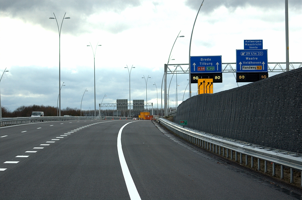 20091129-152149.bmp - De borden boven de parallelrijbaan verliezen per 2 december hun nut. Men kan dan immers allleen nog naar de A58 in de richting Breda rijden vanaf dat punt. Men zou ze dan alvast van plaats kunnen verwisselen, in overeenstemming met de eindsituatie, en het N2 bord afdekken.