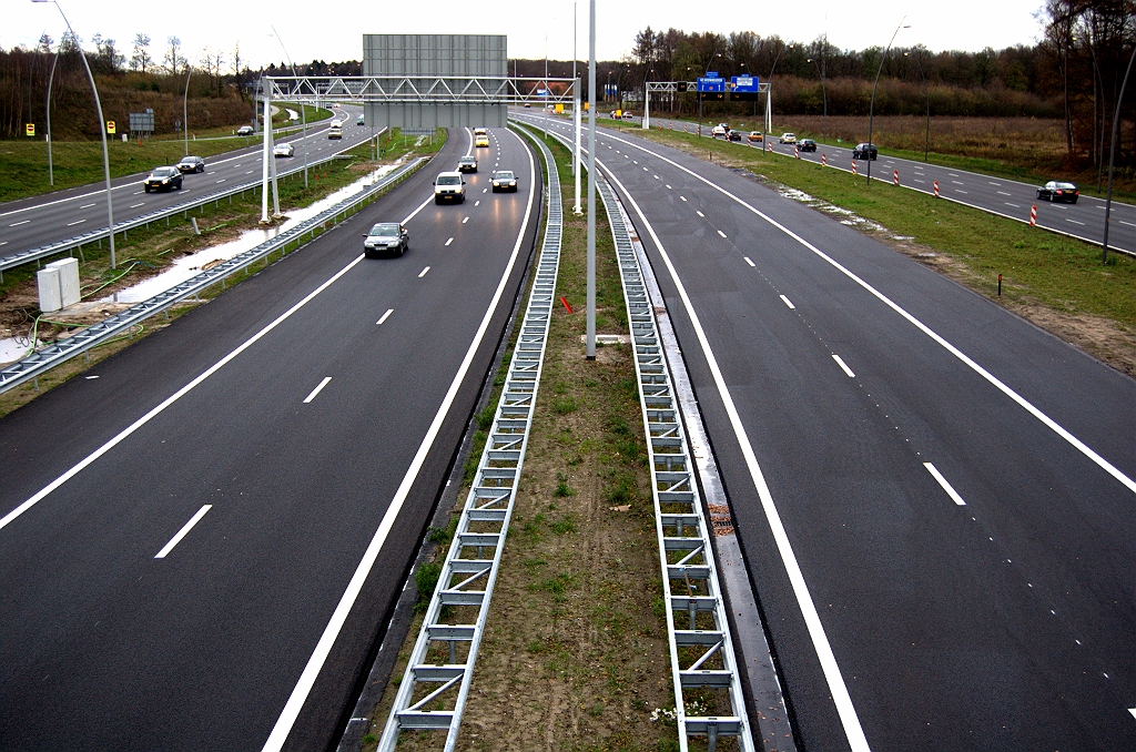 20091129-161533.bmp - De rijklare A2 hoofdrijbaan (tweede van rechts) ten zuiden van de aansluiting Airport. Alle vier de rijbanen op dit punt nu in definitieve verschijning met ZOAB en thermoplast, 11 rijstroken waarvan 7 autosnelweg profiel.  week 200947 