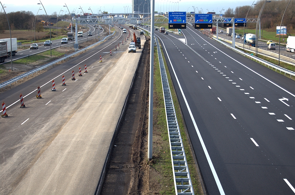 20091130-135711.bmp - Situatie reconstructie zuidelijke hoofdrijbaan in kp. de Hogt oost. In het weekend van 28/29 november is het enkelstrooks verkeer verplaatst van rijstrook 1 naar 3 en de vluchtstrook. Men is direct aan het werk gegaan op de vrijkomende rijstroken en heeft de rijbaan versmald tot normaal 3+v profiel met fatsoenlijke middenberm. Ook zijn een aantal oude asfaltlagen weggefreesd en vervangen door nieuw DAB met steenslag.  week 200948 