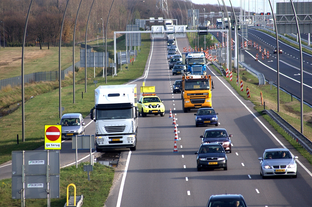 20091130-140140.bmp - Zomaar een incidentje op de parallelrijbaan. Een vrachtwagen heeft pech gekregen. Bij gebrek aan vluchtstrook heeft de chauffeur zijn voertuig op het puntstukje in de afrit high tech campus geparkeerd. Een riskante situatie, zodat de RWS weginspecteur een stukje van rijstrook 3 heeft afgezet.