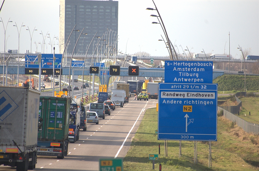 20091130-141601.bmp - Daar blijft het niet bij. Rijstrook 3 wordt over enkele honderden meters afgekruisd met de matrixborden. Even later meldt Traphic een file van 2,5 km.