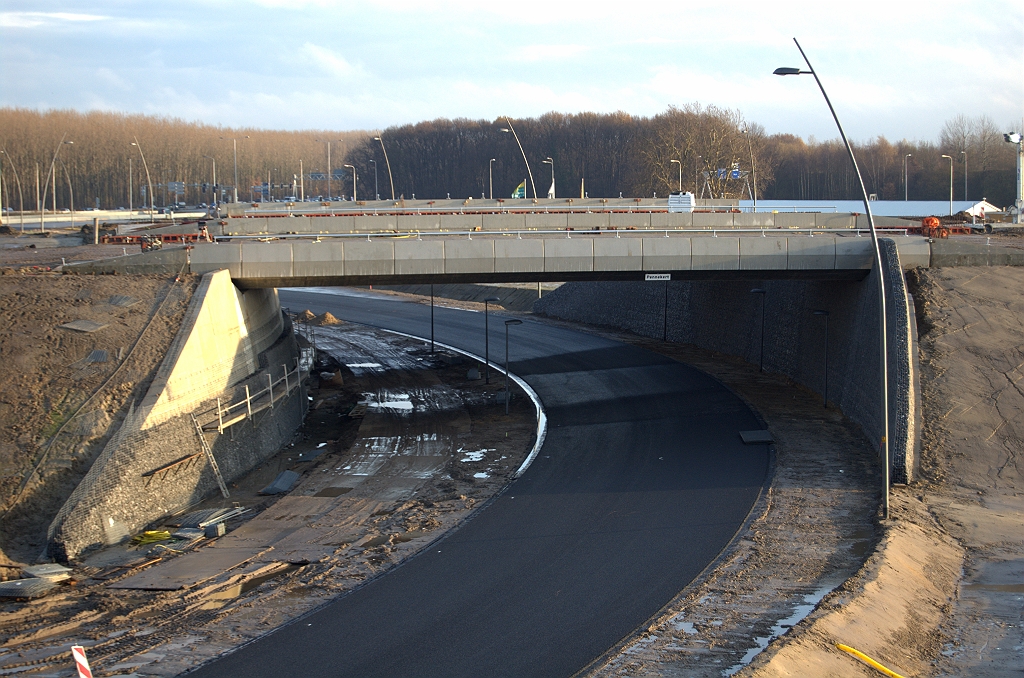 20091205-161838.bmp - Soortgelijke overdimensionering in KW 42 (A50 over de verbindingsweg Nijmegen-Woensel). Alweer een nieuw kunstwerknaambordje, waar de A50 berijder zich in de fasering per 12 december aan kan vergapen.  week 200947 