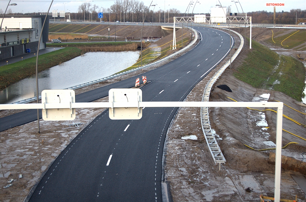 20091205-164701.bmp - Verloop van die autoweg tussen KW 41 en KW 44, tegen de rijrichting. Uitwaaierende geleiderail ten behoeve van de zichtlijn in de linkse bocht, dat dan weer wel.