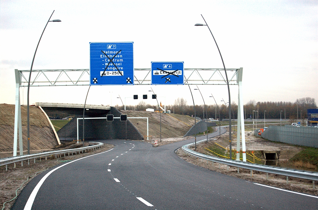 20091205-171244.bmp - Terug op de rijbaan met afgeplakte borden die nog geen nut hebben met de aanstaande fasering. Verbindingsweg naar de afrit Ekkersrijt ook deels van ZOAB voorzien. Wit streepje zichtbaar op KW 44...  week 200945 