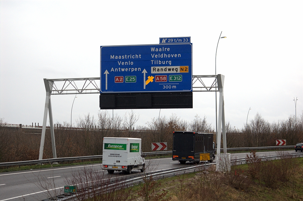 20091206-135529.bmp - Geen wijzigingen op het vooraankondigingsbord dat men tegenkomt in de negentig graden bocht vanaf Best. Toch wekt het door de afkruizing van de rechtse pijl de indruk dat er over 300 meter niets te kiezen valt. In de situatie van voor 2 december was dat correct, maar nu niet meer.  week 200908 