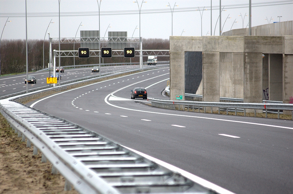 20091206-142542.bmp - Samenvoeging met de A50 tot tijdelijk drie rijstroken, tot aan KW 3 met blokmarkering die er alvast ligt voor de eindsituatie met twee rijstroken. Van 120, via 80 en 70 mogen we hier weer 90.  week 200948 