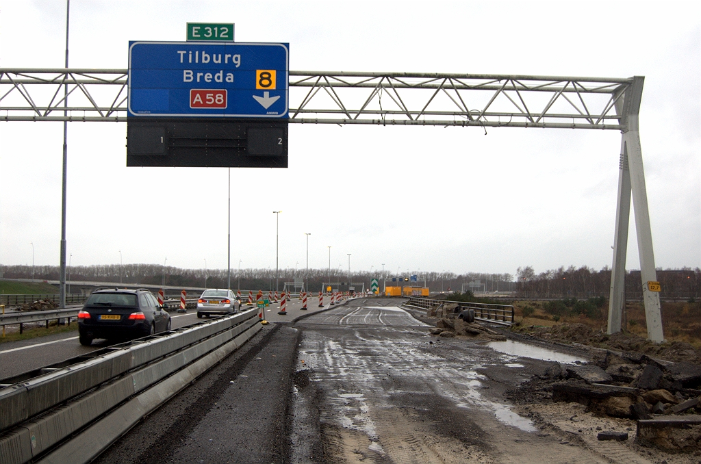 20091206-152332.bmp - Nog maar een aangelicht portaalbord verwijderd uit Eindhoven. Die worden echter niet in de berm terzijde gelegd maar direct afgevoerd.  week 200905 