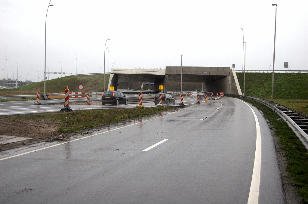 20091206-153816.bmp - ...zodat de slinger naar de parallelrijbaan een aardig hoogteverschil moet overbruggen.