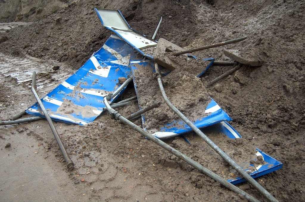 20091206-160729.bmp - Het zijn de stoffelijke resten van een van de iconen van de oude Randweg Eindhoven,  het bord  dat de weggebruiker informeerde over de op handen zijnde 270 graden bocht in de A2 in het knooppunt Batadorp. Voor veel Eindhovenaren was het een teken dat ze weer bijna thuis waren.