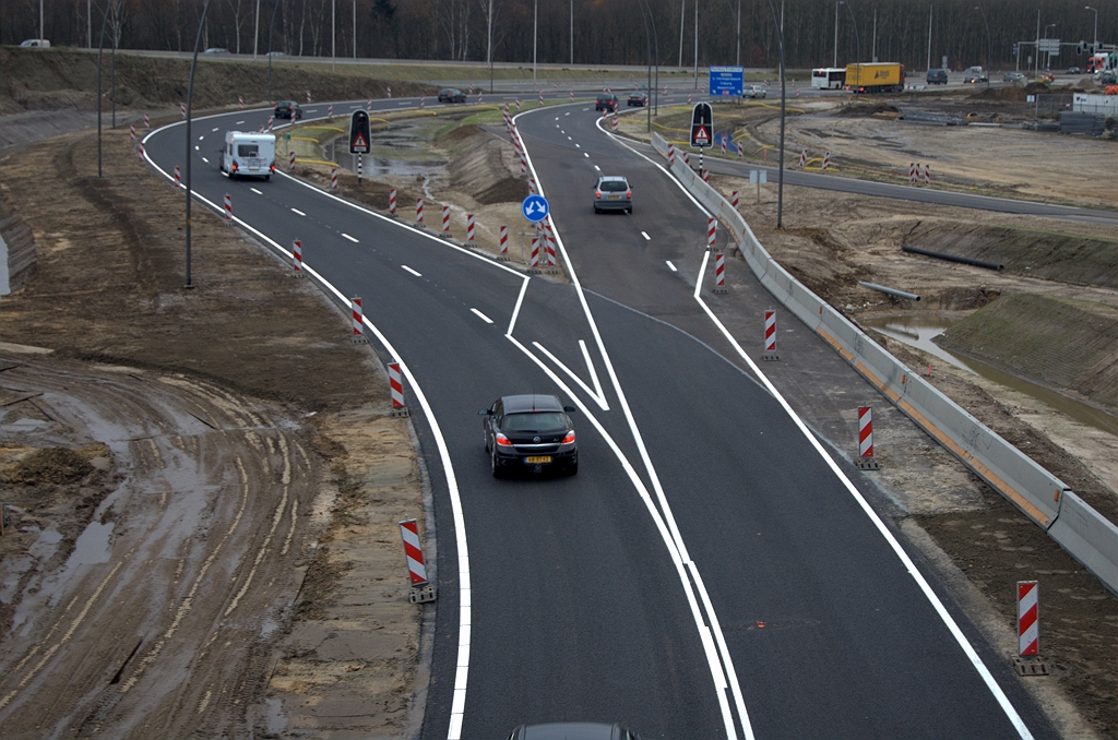 20091212-122051.bmp - Aan de oostzijde van KW 42 nadert de fasering het oude kruispunt met de A58. Het oversteekasfalt tussen de verbindingswegen Nijmegen-Woensel en Breda-Woensel is niet voor toekomstige faseringen, zoals we eerst dachten. Verkeer in de richting Breda steekt hier tijdelijk over naar de toekomstige verbindingsweg Breda-Woensel...  week 200949 