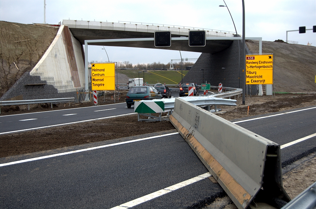 20091212-124034.bmp - ...teneinde het verkeer alvast te laten voorsorteren voor de verkeerslichten met de A58.