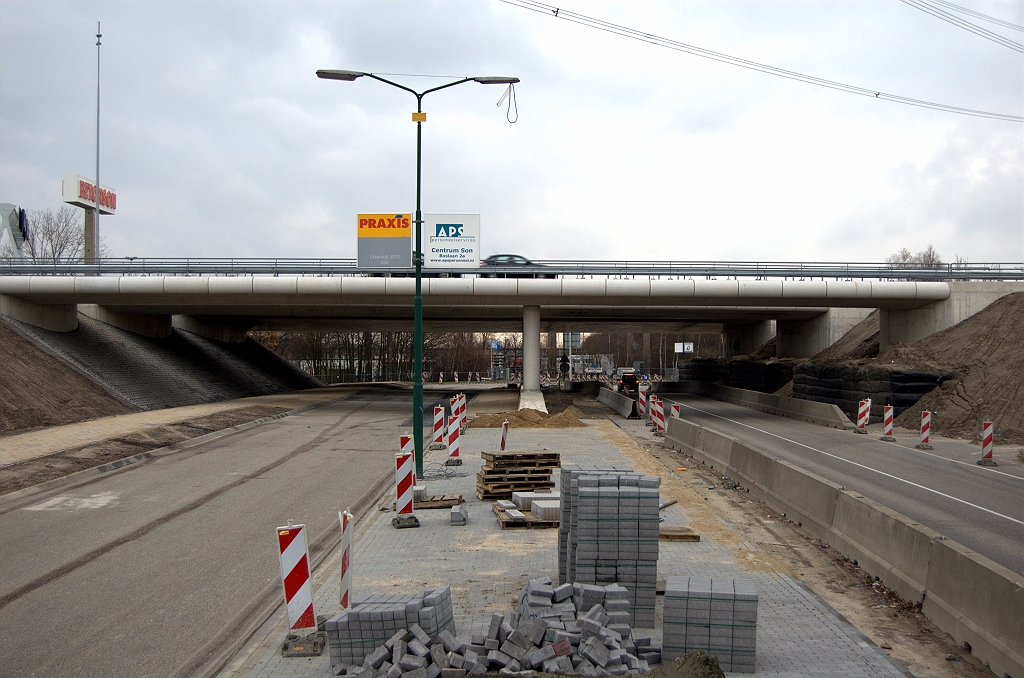 20091212-124637.bmp - Twee van de drie viaducten in KW 41 nu in verkeer. Herstel van de noordelijke (linker) rijbaan van de stamweg Ekkersrijt in uitvoering. Het lijkt logisch het verkeer in beide richtingen daarnaartoe te verplaatsen, zodat de taluds rechts onder de viaducten kunnen worden afgewerkt. En, ook niet onbelangrijk, een kunstwerknaambordje kan worden aangebracht...  week 200943 