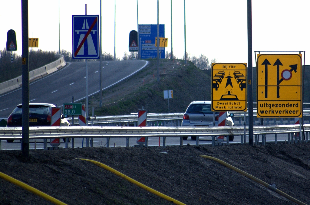 20091212-131312.bmp - En nog wat tijdelijke borden. Ruimte maken voor hulpdiensten in het midden van de rijbaan gaat nog wat probleempjes opleveren op het  smalle westelijke viaduct in KW 41 .