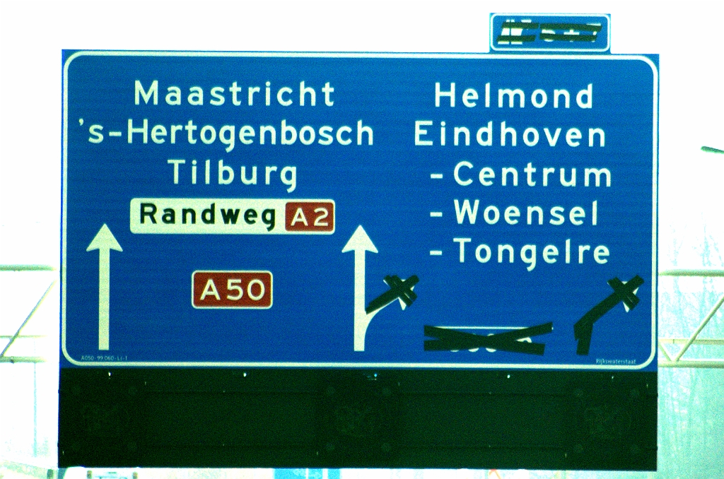 20091212-133319.bmp - De nieuwe windvanger is de lange pijlen versie van de  beslisborden een paar honderd meter verderop . De doelen Tilburg en 's Hertogenbosch zijn hier van plaats verwisseld. Vreemde uitlijning van de Eindhovense doelen is wel identiek. De lange pijlen hebben de afritnummers naar een ruitertje verdreven.