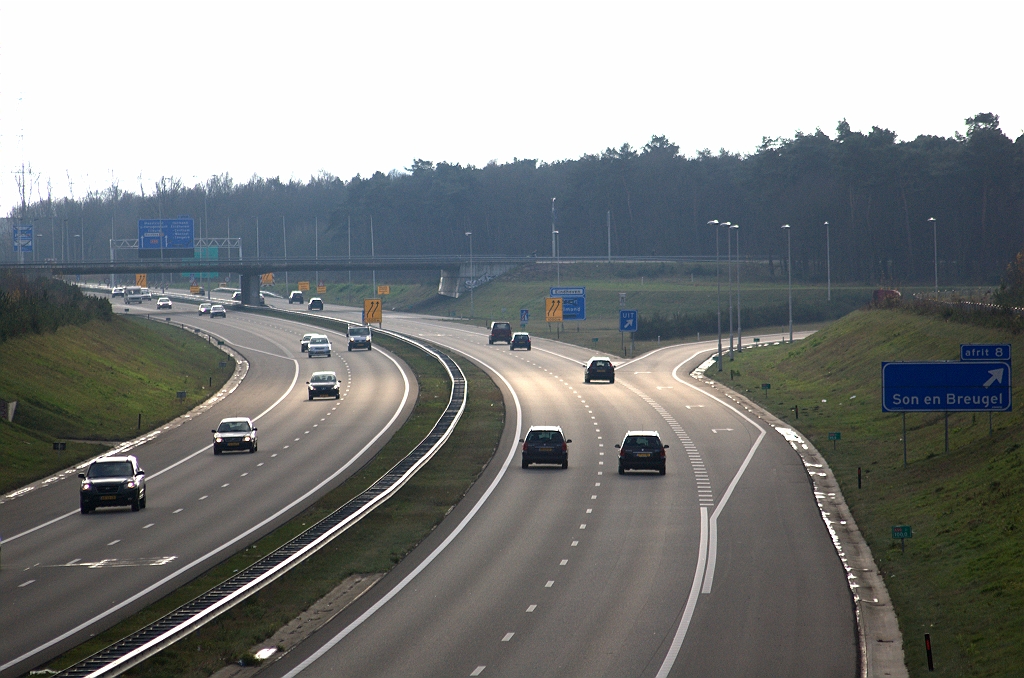 20091212-134209.bmp - De verdiept gelegen A50 vanuit noordelijke richting heeft er direct na de afrit Son en Breugel een nieuw bermbord bijgekregen.