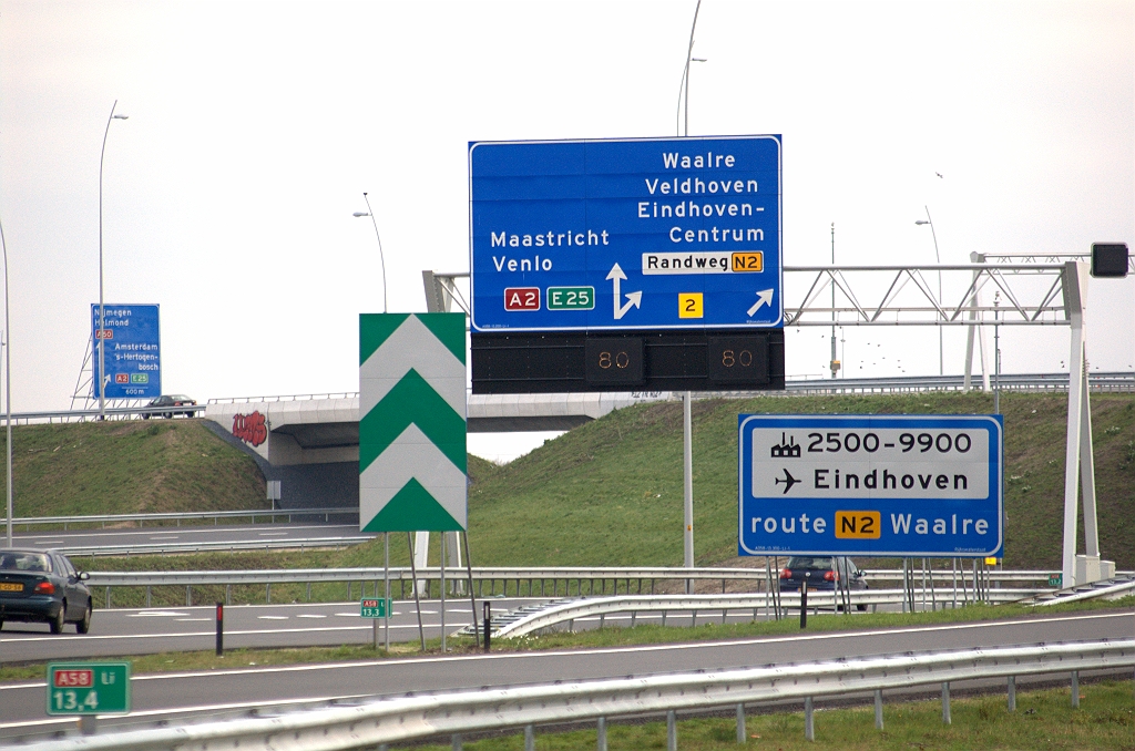 20091212-143138.bmp - Magneten verwijderd van het portaalbord boven het laatste stompje A58 in kp. Batadorp. U moet nu kiezen tussen hoofd- en parallelrijbaan.  week 200939 