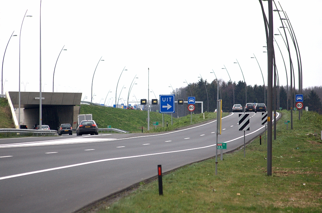20091212-144603.bmp - Doorgaand verkeer vanuit de richting Breda verdwijnt enkelstrooks onder KW 6 naar de hoofdrijbaan. Lokaal gericht verkeer gaat tweestrooks, en later vierstrooks, verder over de autoweg N2 met alle symbolen die daar bij horen, 7 borden in totaal.
