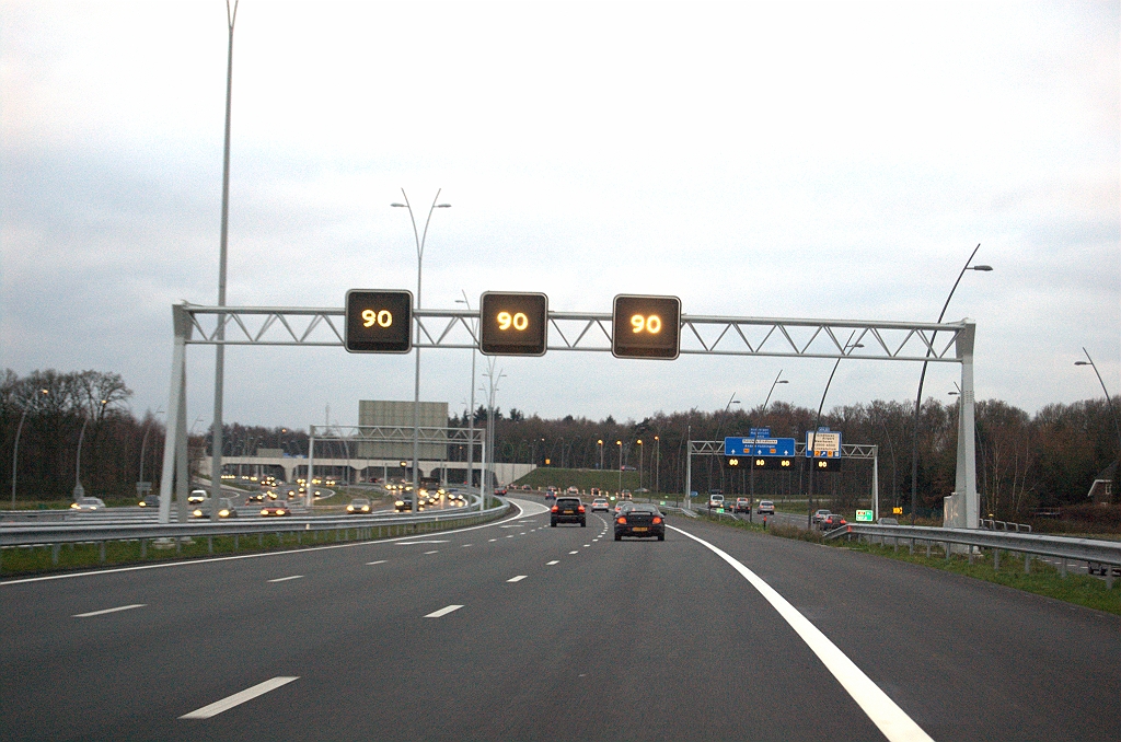 20091212-165514.bmp - Die luxe is na een paar honderd meter al weer afgelopen als rijstrook 1 doodloopt op een verdrijfvlak. Misschien dat men deze constructie verzonnen heeft zodat vrachtverkeer vanuit de richting Rotterdam niet van rijstrook hoeft te veranderen of in te voegen.