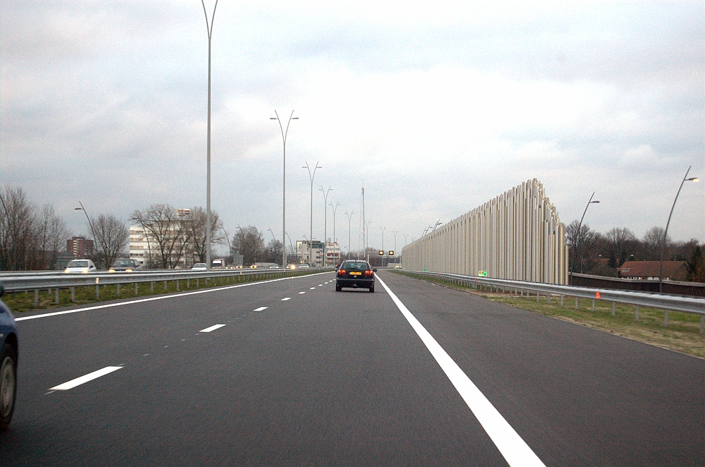 20091212-165811.bmp - Ook de aansluitingen Centrum en Veldhoven hebben we schouderophalend achter ons gelaten. Bij de start van het buizenscherm begint ook de notie van de aanwezigheid van een parallelrijbaan te vervagen, mede doordat die naar maaiveld daalt.