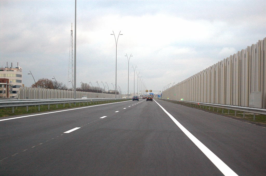 20091212-165848.bmp - In het claustro-gedeelte, met schermen aan beide zijden van de A2 hoofdrijbaan, is de vervreemding van zowel parallelrijbanen als omgeving compleet.