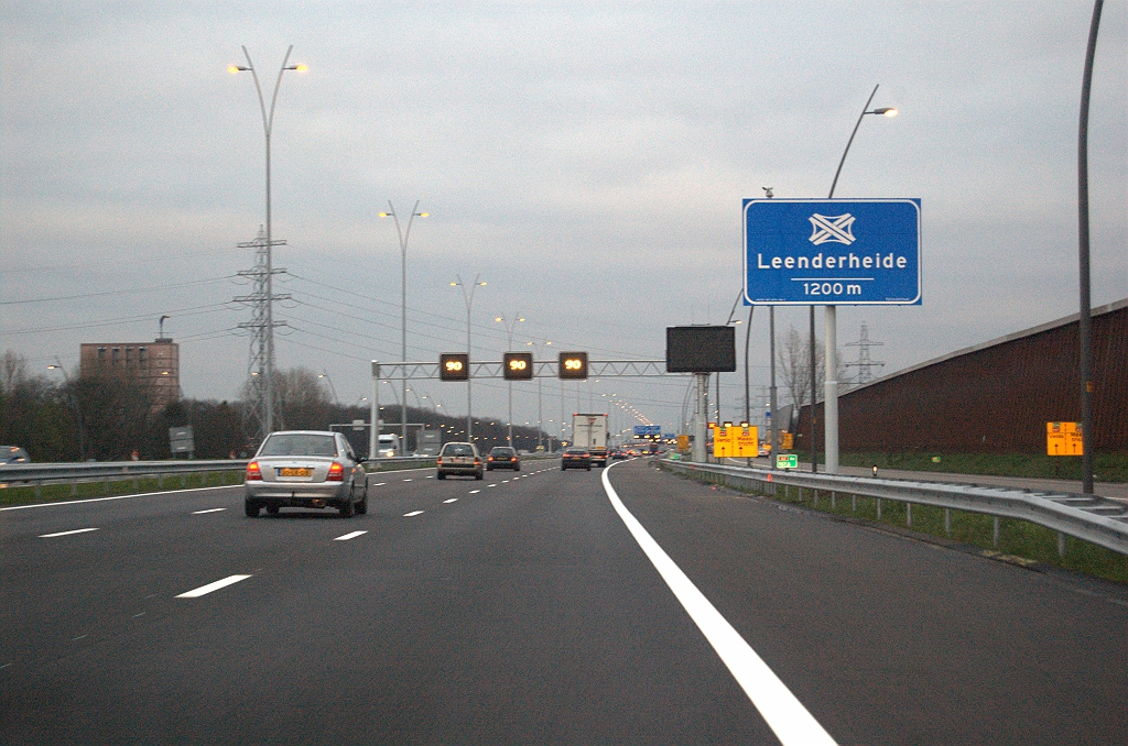 20091212-170222.bmp - Parallelrijbaan bij Waalre blijft op hoogte, zodat hij weer nadrukkelijk aanwezig is. De band wordt nog verder versterkt doordat weggebruikers op beide rijbanen tegen hetzelfde bijzondere/lelijke (doorhalen wat niet van toepassing is) geluidsscherm mogen aankijken.