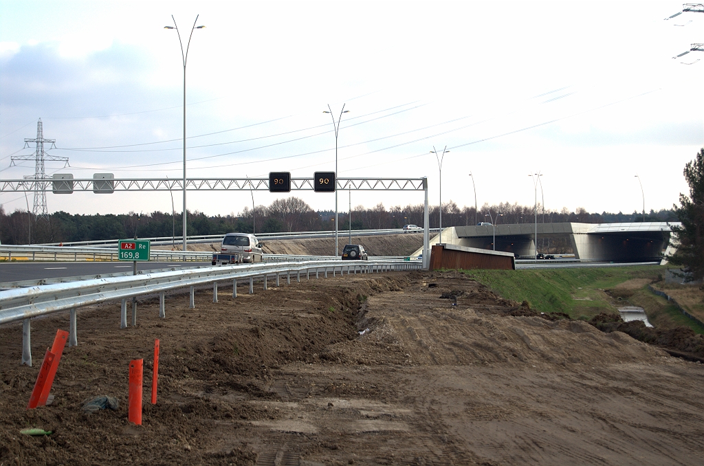 20091213-143510.bmp - Voormalige aankomst van de bypass op de A2 hoofdrijbaan. Direct geleiderail aangebracht, rest nog het completeren van het damwanden geluidsschermpje en belangrijker, het vervangen van het bermmodel A2 hectometerbordje door een geleiderail-gemonteerd exemplaar.  week 200916 