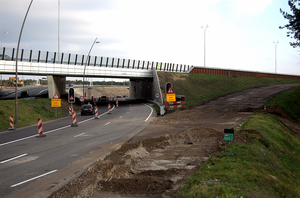 20091213-144008.bmp - Nachtmerrie van de parallelbaanberijder is werkelijkheid geworden. Tijdelijke bypass afgesloten zodat alles over de rotonde moet. VWS-en (voorwaarschuwingsseinen) al geplaatst, maar nog niet actief.  week 200919 