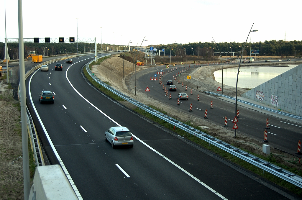 20091213-150311.bmp - Meer wijzigingen in kp. Leenderheide, zoals de nieuwe fasering van het parallelrijbaanverkeer over de rotonde. Maar eerst een kijkje op de A67 in de richting Venlo, die weer op zijn oude plek lijkt te liggen.  week 200948 