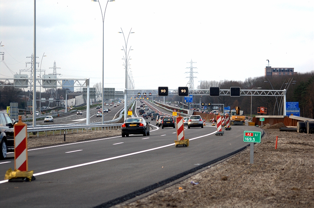 20091213-150552.bmp - Spookrijden over KW 33 is eveneens voorbij. Beide rijbanen over het kunstwerk (achter de rug van de fotograaf) in verkeer en in definitieve configuratie aangesloten op de "zuidas".  week 200948 