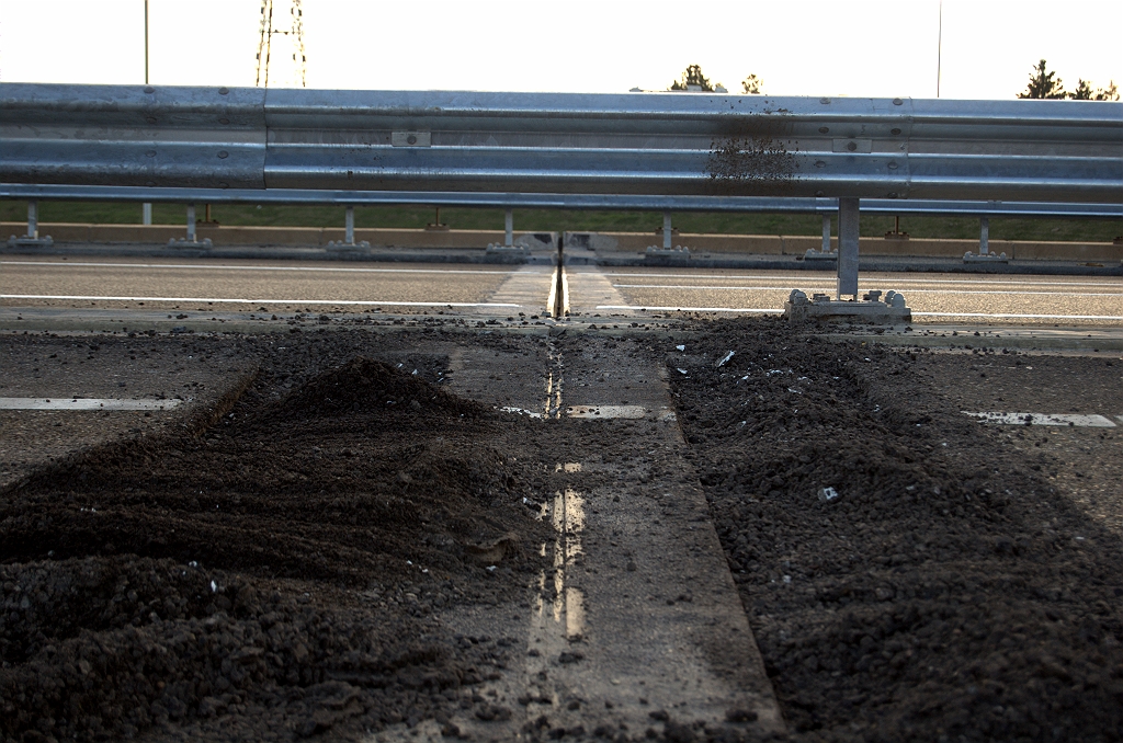 20091213-151325.bmp - Yep, nieuwe voegovergangen. Op de voorgrond de voorbereidingen voor het verwijderen van de oude voegovergangen in 1 van de noordelijke viaducten.