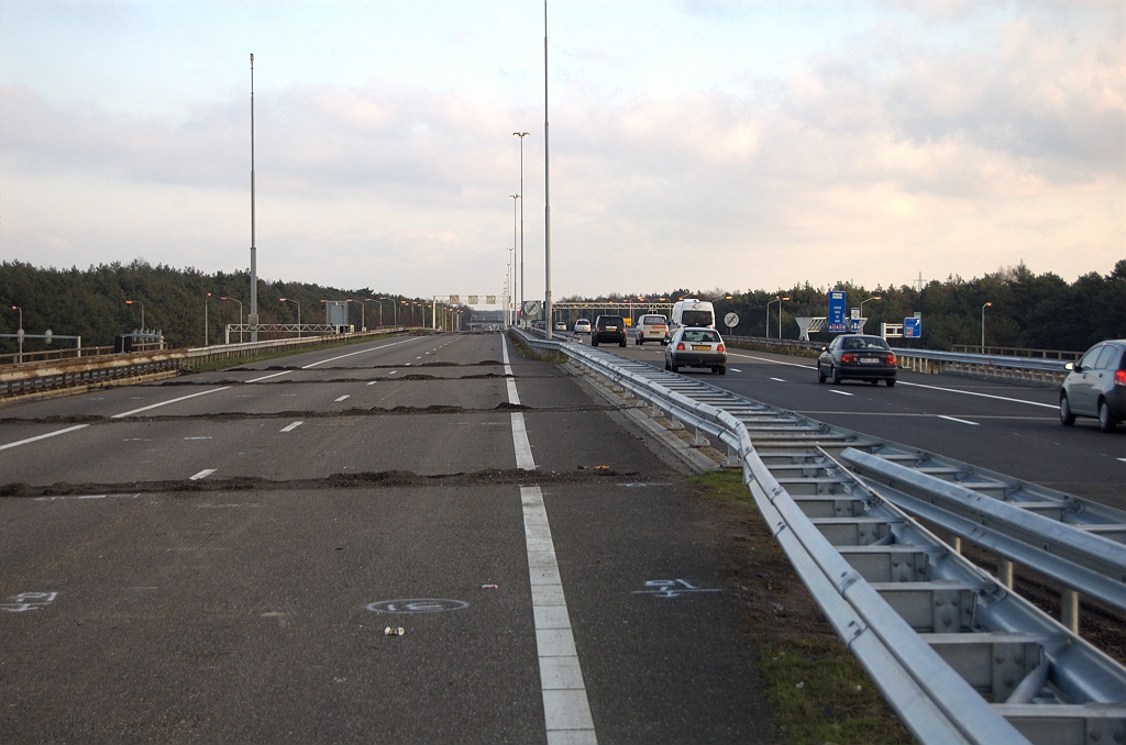 20091213-151424.bmp - Ook geleiderail vervangen. We blijven zitten met een kater. Hebben we het opvijzelen gemist? Is het ooit gebeurd? Werd het bij nader inzien niet nodig geacht?