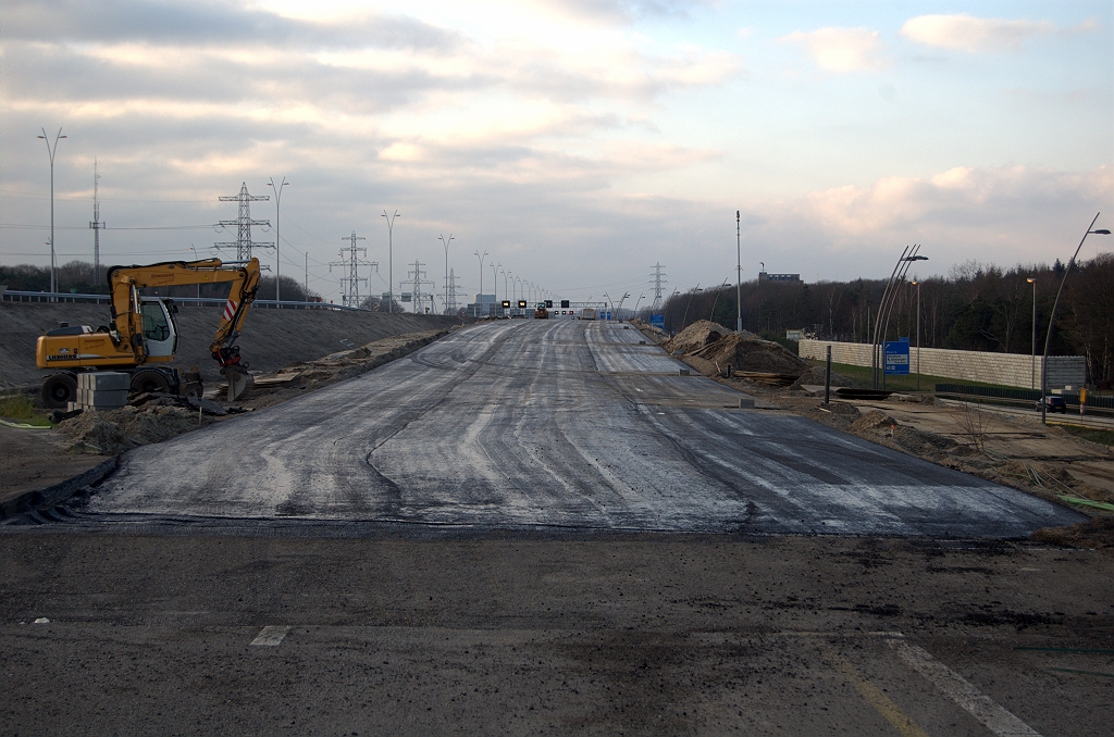 20091213-151544.bmp - Met het vrijkomen van de noordelijke A67 rijbaan kan nu het ontbrekende gedeelte naar de samenvoeging met de A2 uit de richting Maastricht worden aangelegd.