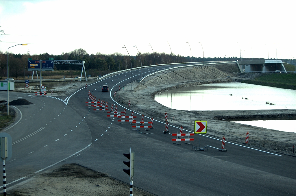 20091213-152016.bmp - Onder het genot van een nog VRI-loze rotonde-kruising rijdt dat verkeer het talud naar KW 34 op...  week 200948 