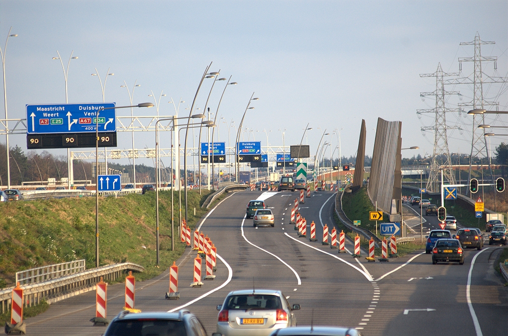 20091213-154905.bmp - Door de versmalling van de parallelrijbaan zijn we weer terug bij de situatie met een enkele rijstrook in de richting Maastricht. Dat was in het verleden, met al het verkeer nog op de parallelbaan, een congestiegevoelig punt. Het blijft trouwens enkelstrooks tot aan kp. Leenderheide.  week 200946 