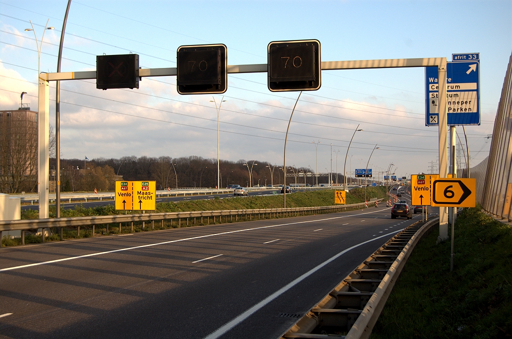 20091213-155056.bmp - Even een zijsprongetje naar de parallelrijbaan. De gele borden geven aan om voor de richting Maastricht op de parallelrijbaan te blijven, maar zoals we dadelijk zien kan de gevorderde bestuurder ook hier al voor het oversteekje naar de hoofdrijbaan kiezen.  week 200916 